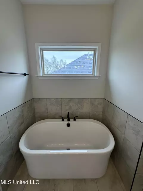 Bath - 1776 Benton Dr, Hernando, MS 38632 photo 1 of 4