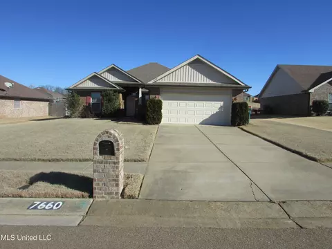 7660 W Woodridge Dr, Southaven, MS 38672