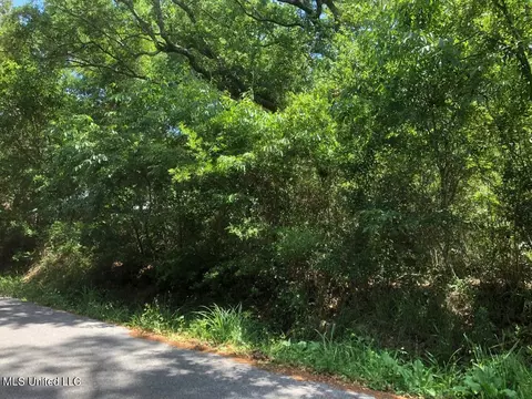 8916 Mermaid Ave, Ocean Springs, MS 39564