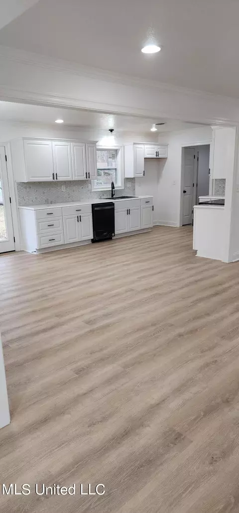 Kitchen - 5314 Ridgewood Rd, Jackson, MS 39211 photo 1 of 2