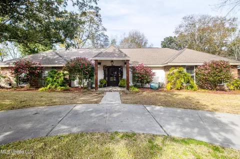 7 Greenbriar Dr, Gulfport, MS 39507
