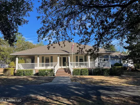 10099 Woodlands Dr, Biloxi, MS 39532