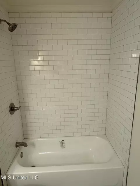 Bath - 1262 Summer Ln, Jackson, MS 39211 photo 2 of 8