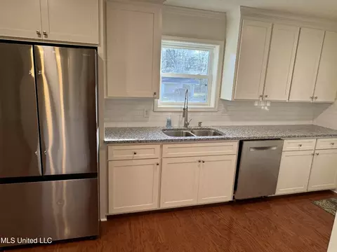 Kitchen - 1262 Summer Ln, Jackson, MS 39211 photo 4 of 4