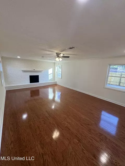 Living - 1262 Summer Ln, Jackson, MS 39211 photo 2 of 3