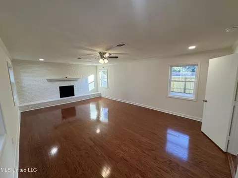 Living - 1262 Summer Ln, Jackson, MS 39211 photo 3 of 3