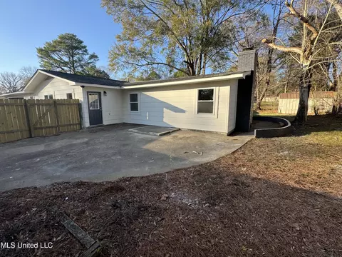Exterior - 1262 Summer Ln, Jackson, MS 39211 photo 9 of 13
