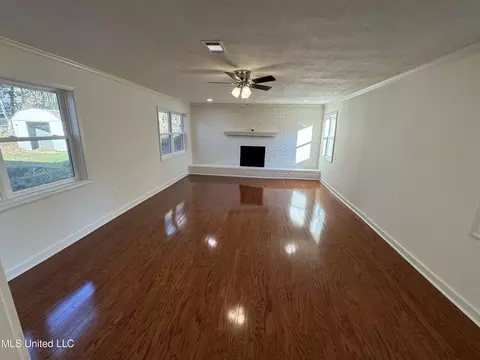 Living - 1262 Summer Ln, Jackson, MS 39211 photo 1 of 3