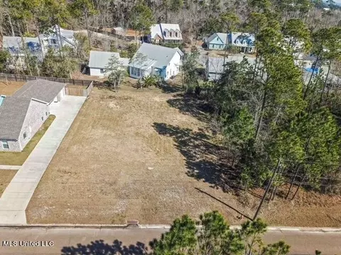 122 Seabrook Dr, Waveland, MS 39576