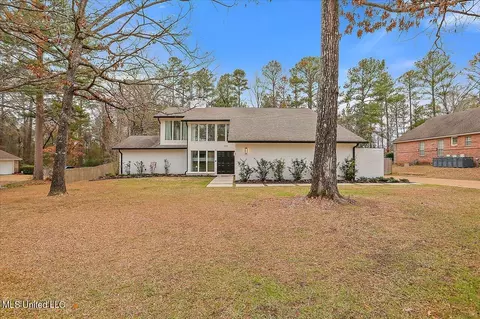 717 Country Place Dr, Pearl, MS 39208