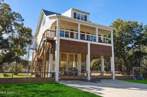 124 Burnett St, Bay Saint Louis, MS 39520
