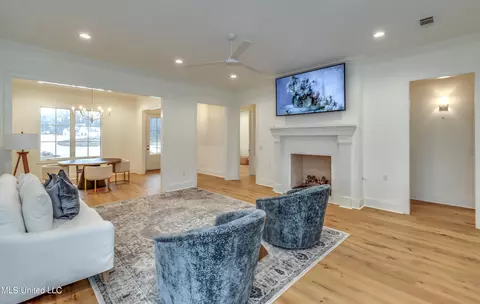 Living - 166 Westlake Cir, Madison, MS 39110 photo 6 of 7