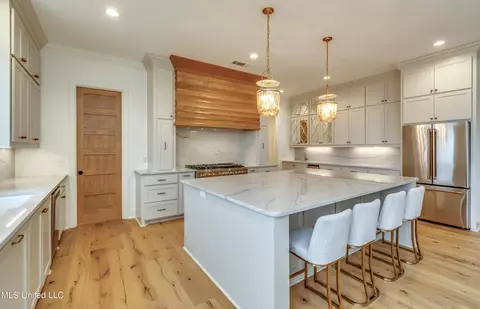 Kitchen - 166 Westlake Cir, Madison, MS 39110 photo 2 of 8