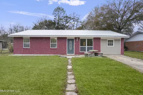 7609 Newton Dr, Biloxi, MS 39532