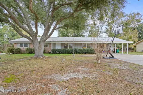 2534 Meadow Rd, Biloxi, MS 39531