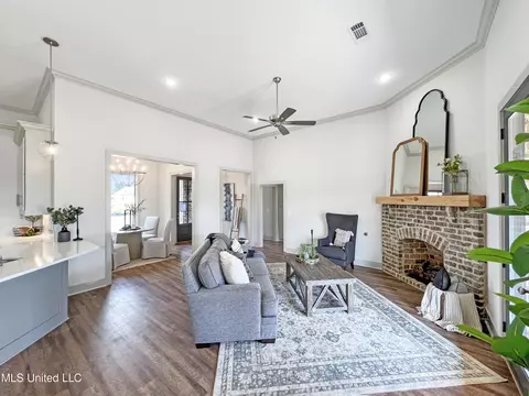 Living - 658 Prosperity Pl, Brandon, MS 39042 photo 2 of 3