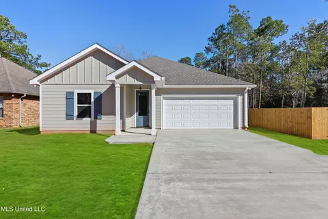 8419 Ieke Dr, Diamondhead, MS 39525