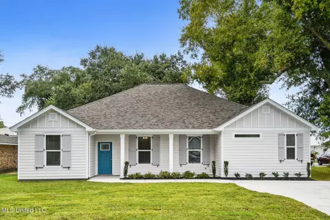 428 Pecan Park Dr, Bay Saint Louis, MS 39520
