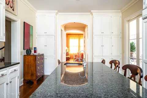 Dining - 835 Avondale St, Jackson, MS 39216 photo 3 of 4