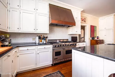 Kitchen - 835 Avondale St, Jackson, MS 39216 photo 4 of 7