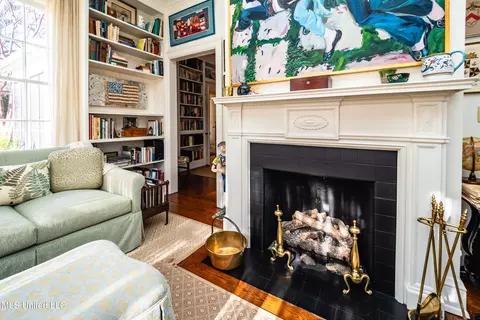 Living - 835 Avondale St, Jackson, MS 39216 photo 4 of 6