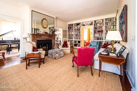 Living - 835 Avondale St, Jackson, MS 39216 photo 1 of 6
