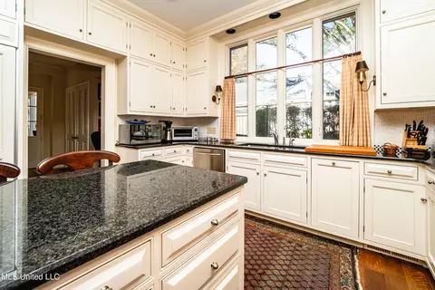 Kitchen - 835 Avondale St, Jackson, MS 39216 photo 3 of 7