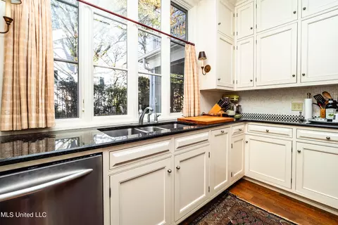 Kitchen - 835 Avondale St, Jackson, MS 39216 photo 5 of 7