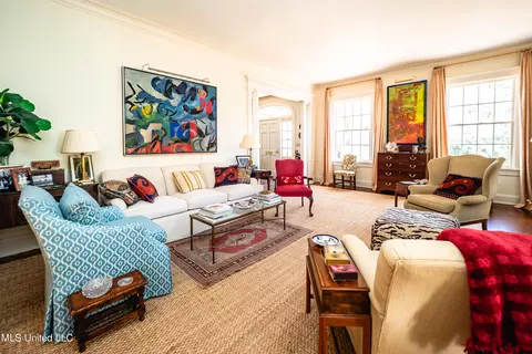 Living - 835 Avondale St, Jackson, MS 39216 photo 2 of 6