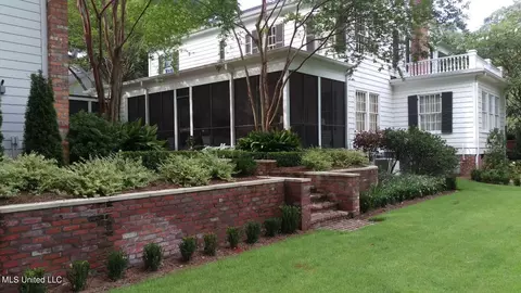 Exterior - 835 Avondale St, Jackson, MS 39216 photo 23 of 24