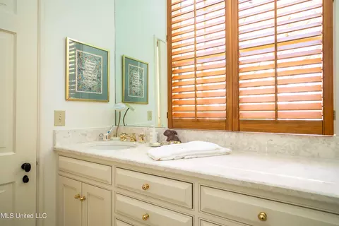 Bath - 835 Avondale St, Jackson, MS 39216 photo 3 of 4