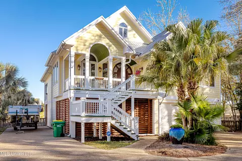 8923 E Simmons Cir, Ocean Springs, MS 39564