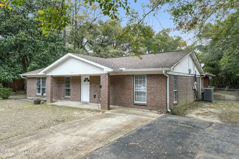 1203 Iberville Dr, Ocean Springs, MS 39564