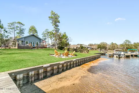 923 W Lakeshore Dr, Carriere, MS 39426