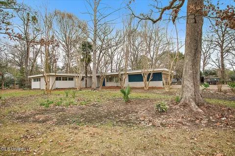 214 W Lakeview Dr, Clinton, MS 39056