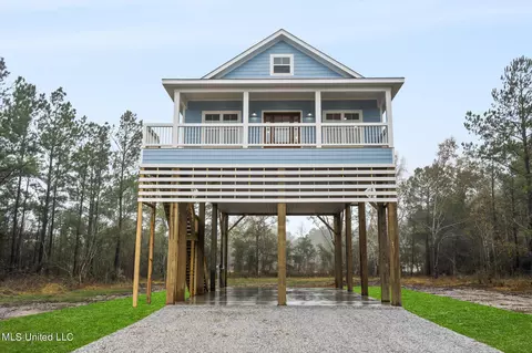 107 Blakemore Ave, Bay Saint Louis, MS 39520