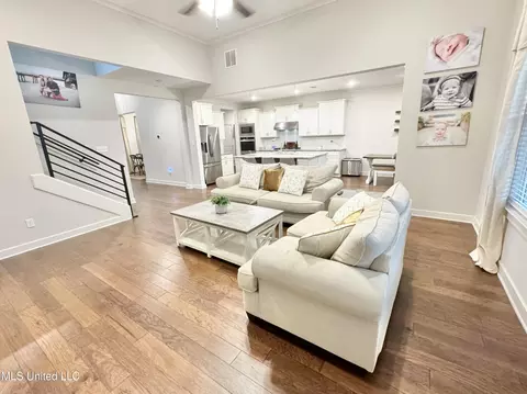 Living - 187 Crossroads Blvd, Hernando, MS 38632 photo 2 of 8