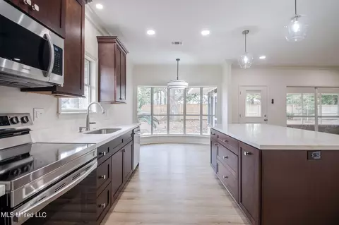 Kitchen - 79325 E Diamondhead Dr, Diamondhead, MS 39525 photo 2 of 4
