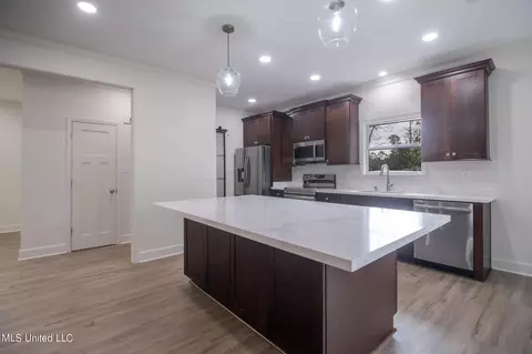 Kitchen - 79325 E Diamondhead Dr, Diamondhead, MS 39525 photo 3 of 4
