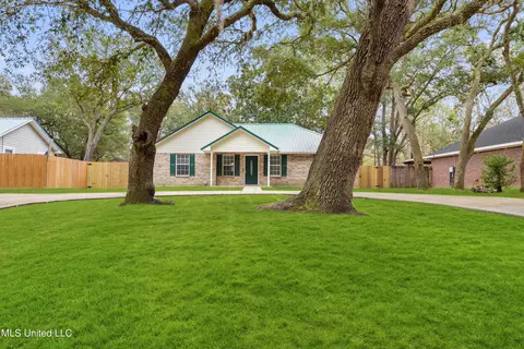 1516 Hunt St, Ocean Springs, MS 39564
