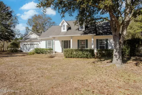 1500 Magnolia Bluff Dr, Gautier, MS 39553