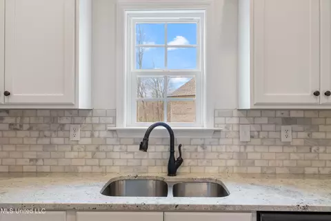 Kitchen - 711 Beckett Cv, Hernando, MS 38632 photo 5 of 6