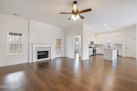Living - 711 Beckett Cv, Hernando, MS 38632 photo 2 of 4