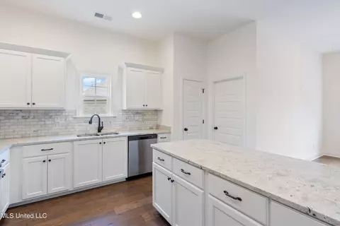Kitchen - 711 Beckett Cv, Hernando, MS 38632 photo 3 of 6