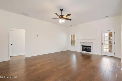 Living - 711 Beckett Cv, Hernando, MS 38632 photo 1 of 4