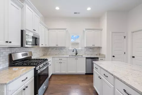 Kitchen - 711 Beckett Cv, Hernando, MS 38632 photo 4 of 6