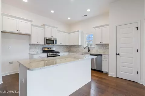 Kitchen - 711 Beckett Cv, Hernando, MS 38632 photo 2 of 6