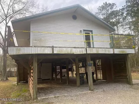 6051 Birch Dr, Bay Saint Louis, MS 39520