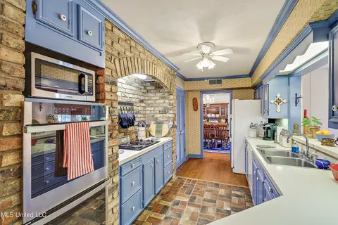 Kitchen - 5247 Meadow Oaks Park Dr, Jackson, MS 39211 photo 3 of 4