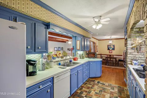 Kitchen - 5247 Meadow Oaks Park Dr, Jackson, MS 39211 photo 2 of 4